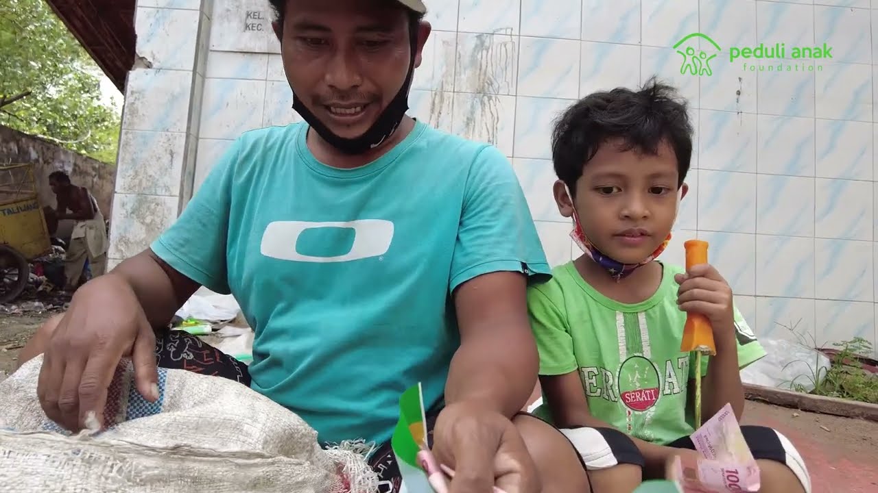 Anak Bantu Ayah Memulung Hingga Dini Hari
