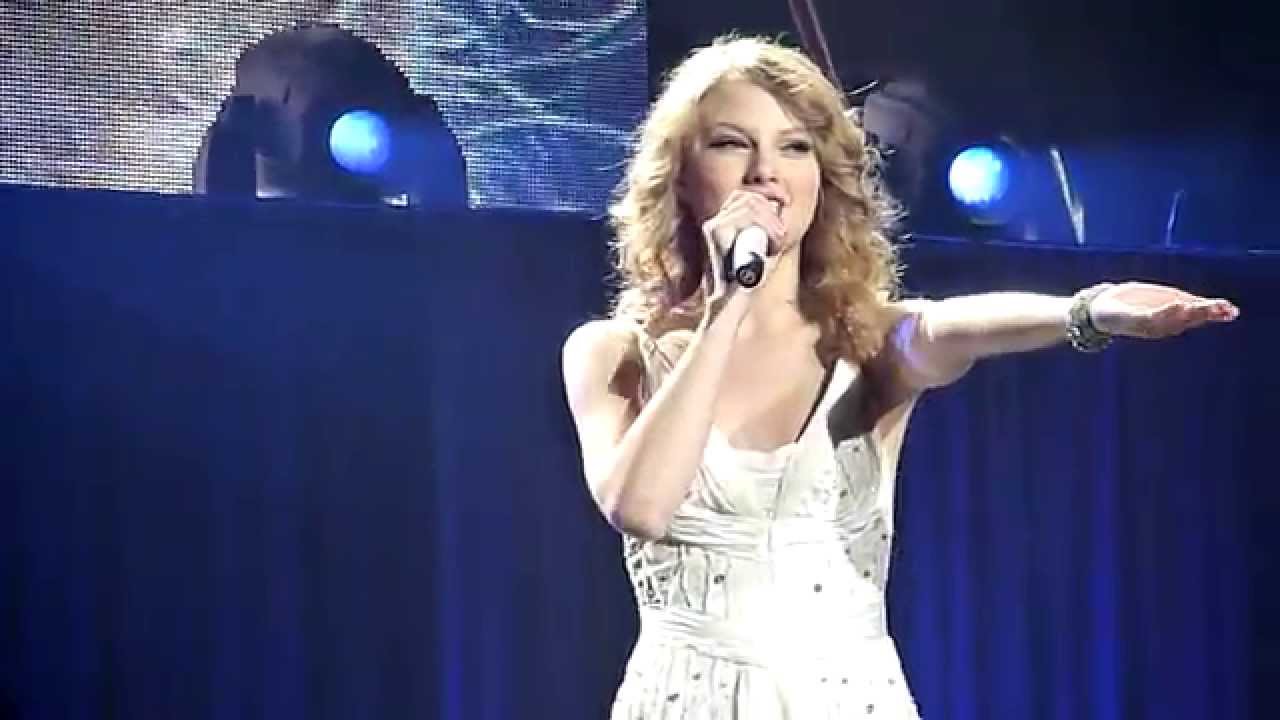 Taylor Swift in Brussels - March 6th - Forest National - Speak Now Tour - Love Story