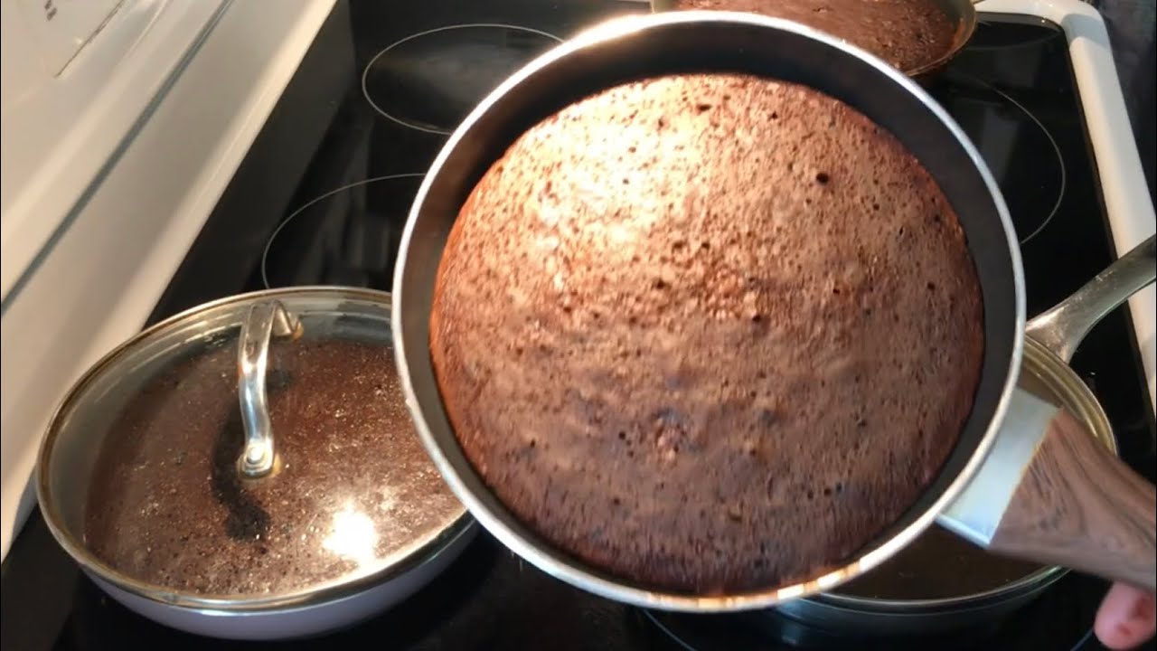 Panes esponja de chocolate en sartén sobre estufa / para tortas bizcochos pasteles