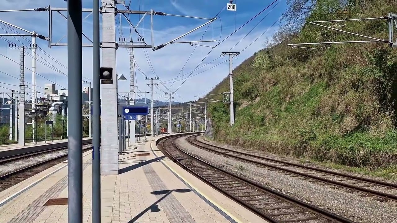 Einfahrt des railjet 653 (Ersatzgarnitur) am 08.04.2024 in Bruck an der Mur