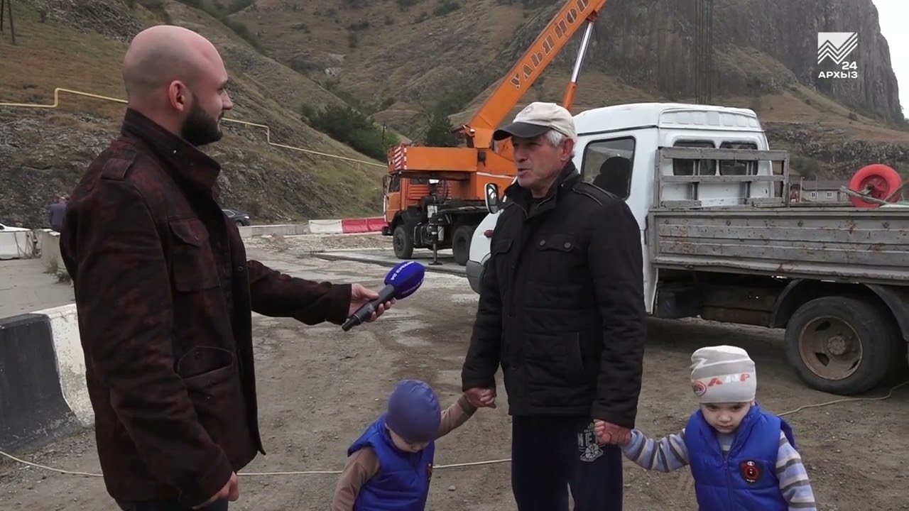 В ауле Каменномост идет восстановление смытого половодьем моста через Кубань