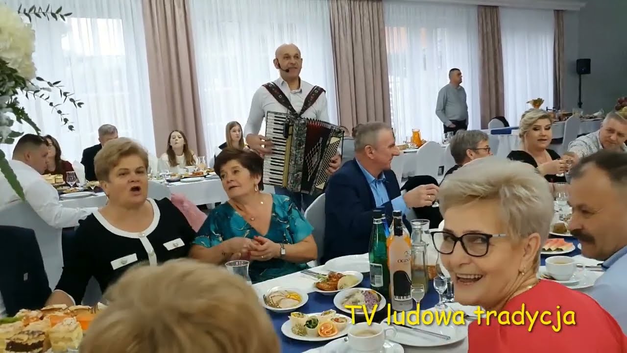 W MOIM OGRÓDECZKU kwitnie róża biała  poślubiłam  Grzesia będę Go kochała