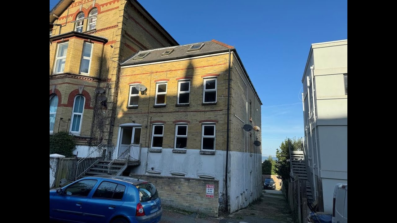 4 Cliff Road, Cowes, Isle of Wight, PO31 8BN - December 2024 Auction