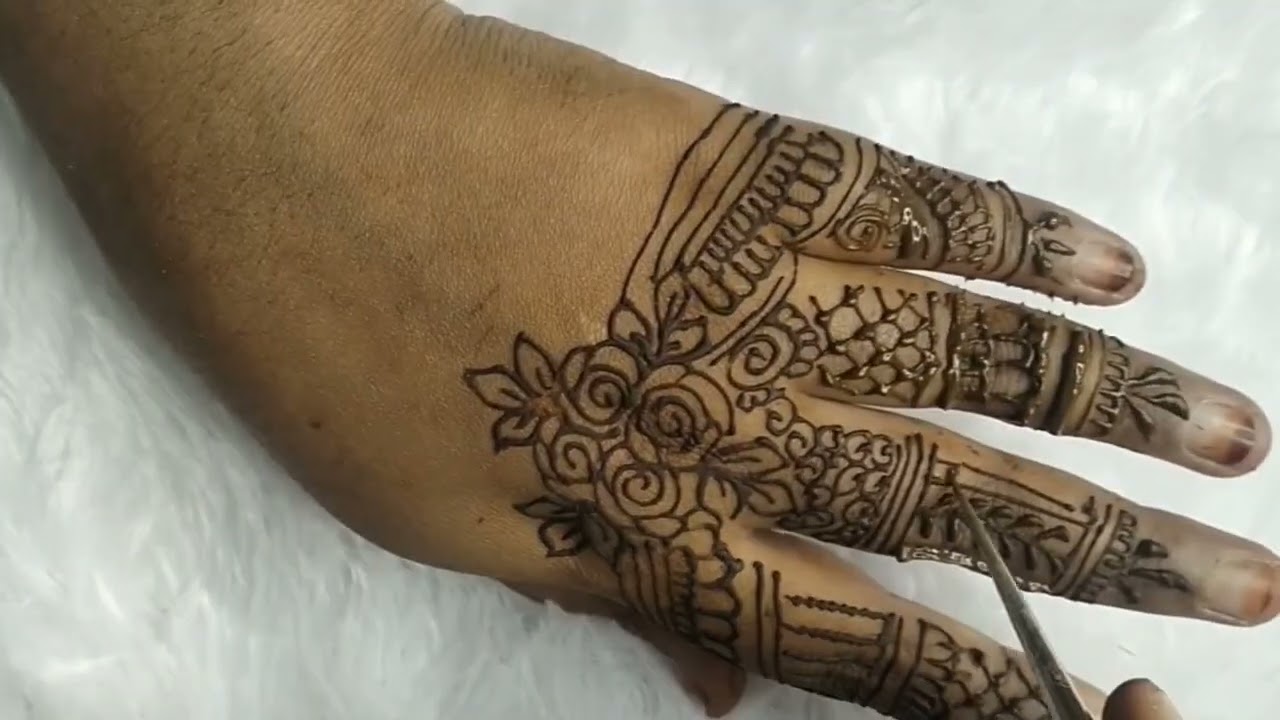 Simple lines. Pure mehndi magic 🌿#fingermehndi#minimalmehndi#hennaart#simplemehndi#mehndidesign