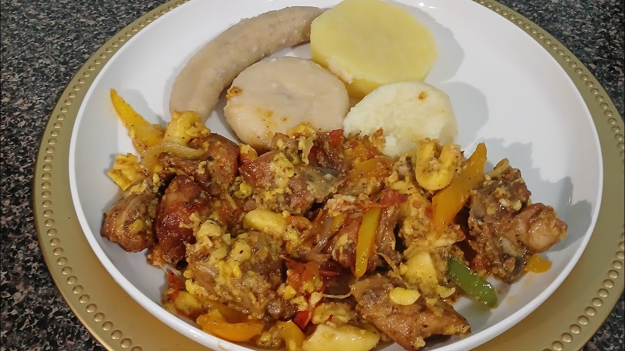 Жареные куриные ребрышки с аки, подаются с кукурузными клецками, ямсом, зеленым бананом и сладким...