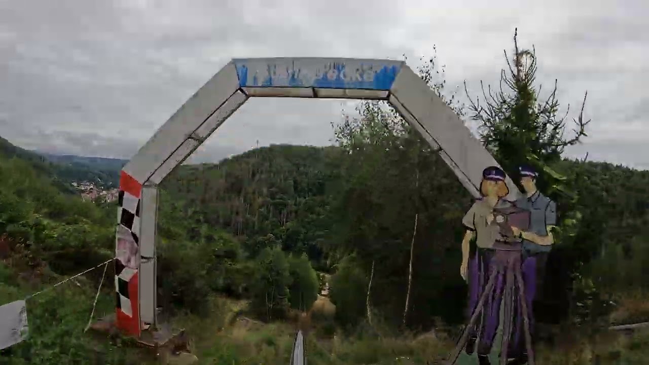 Diese Einschienenrodelbahn mit einer steilen Abfahrt ist echt verr&uuml;ckt, Sommerrodelbahn Ruhla