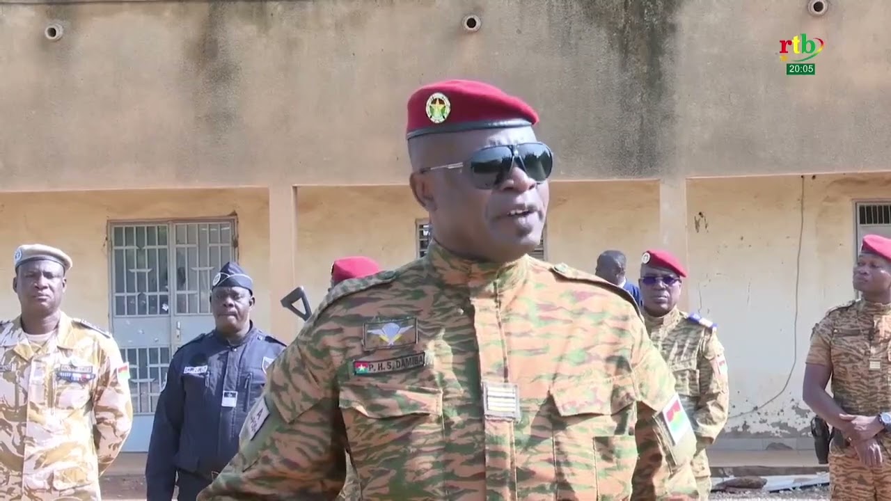Le lieutenant-colonel Sandaogo DAMIBA visite les différentes unités de la police nationale