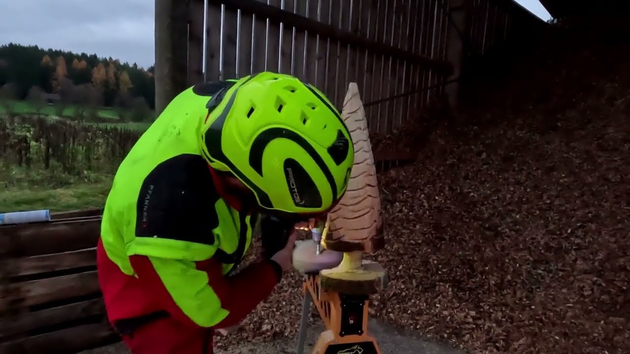 Christbaum schnitzen mit der Motorsäge