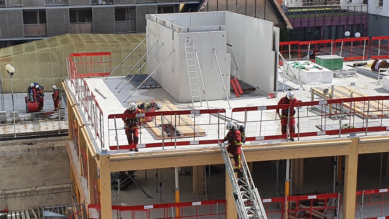 léger incendie dans un immeuble en construction 20 e sud pompiers de Paris sur Place
