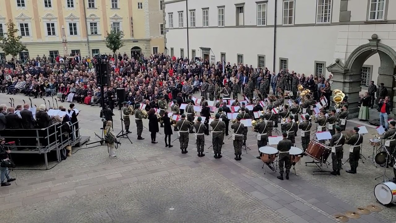 WOW! 10. Oktoberfeier im Landhaushof. Es spielt die Militärmusik Kärnten.