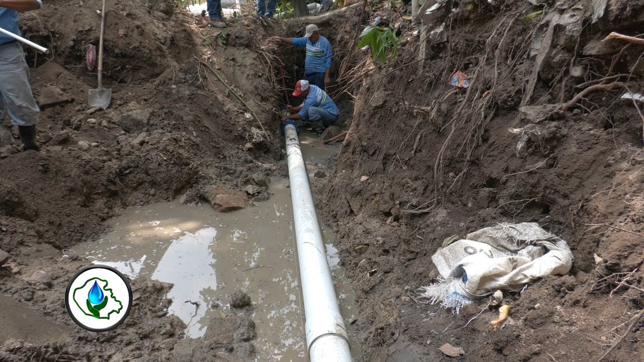 Reparación de fuga en tubería de 6 pulgadas se realiza en barrio el Chaparro.