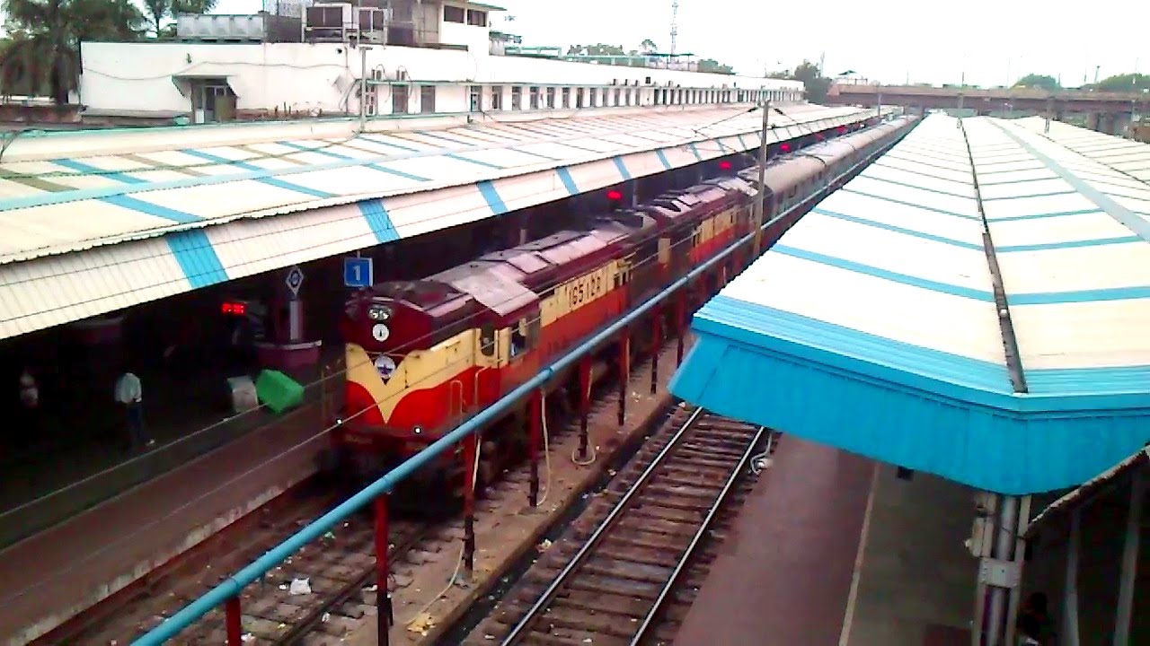 Alleppy Tata express arrived at Tatanagar station.