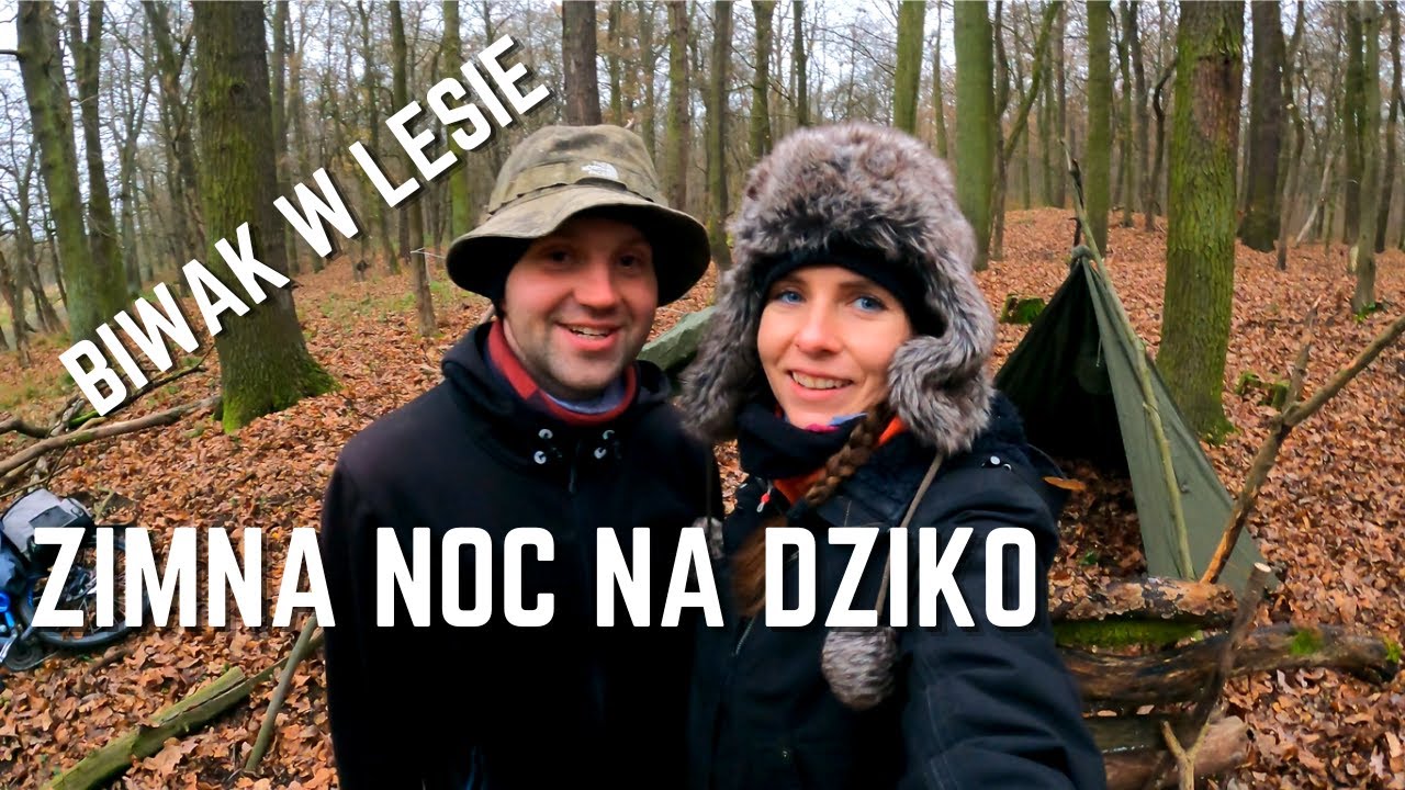 Grudniowy biwak na dziko w lesie nad rzeką, mroźna noc przy ognisku