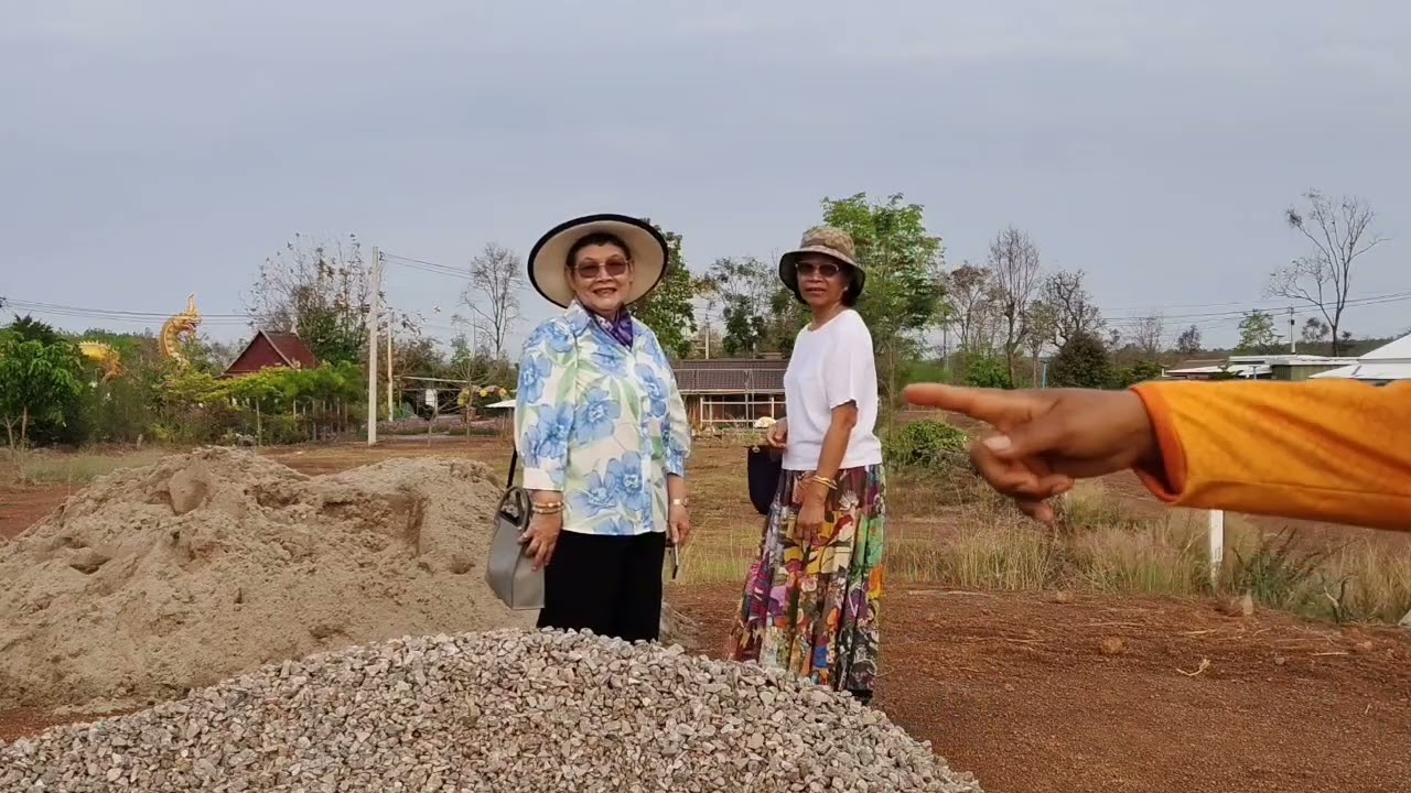 เจ้าของบ้านมาดูที่จะยกเสาเอก