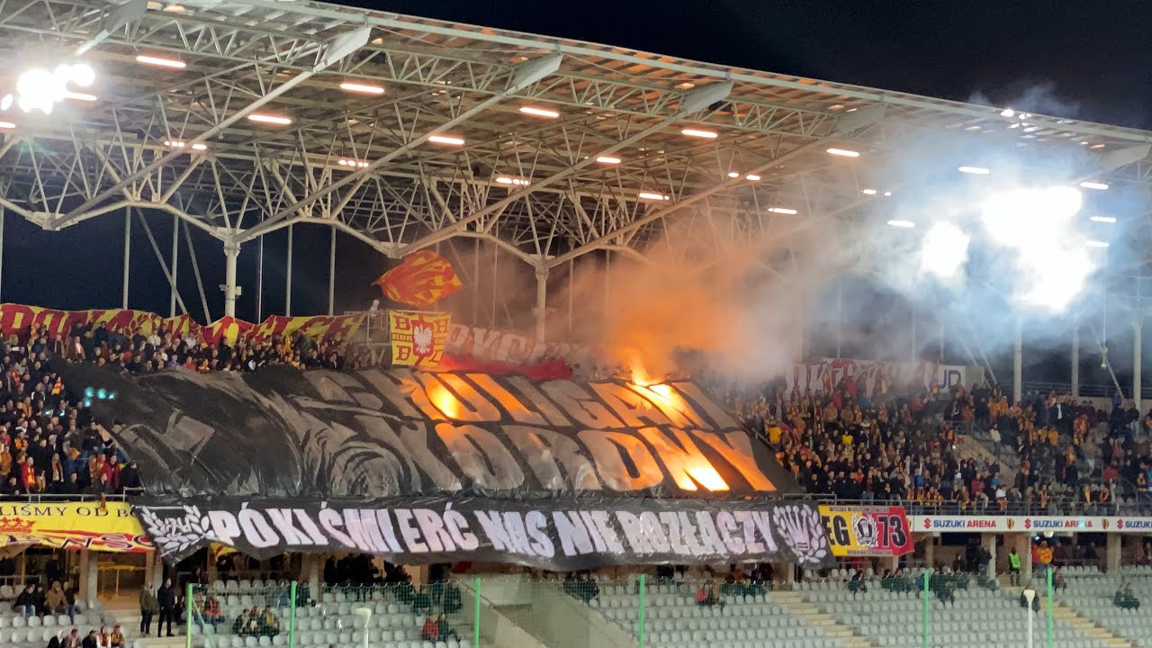 PL: Korona Kielce - Widzew Łódź [pyro]. 2021-10-15