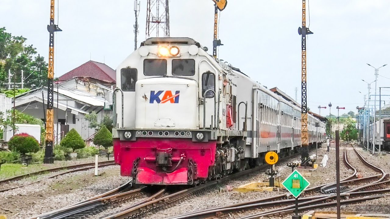 RAMAINYA KERETA API DATANG BERANGKAT DI STASIUN BLITAR ! KA TAMBAHAN MEMBAWA KERETA MEWAH PRIORITY
