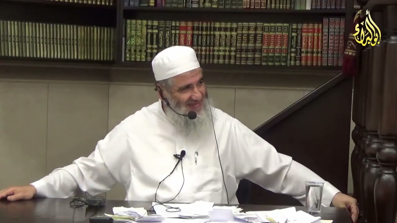 بعض الناس يأتي في بنت له صغيرة على صلاة الفريضة وتقف بين الرجال ؟