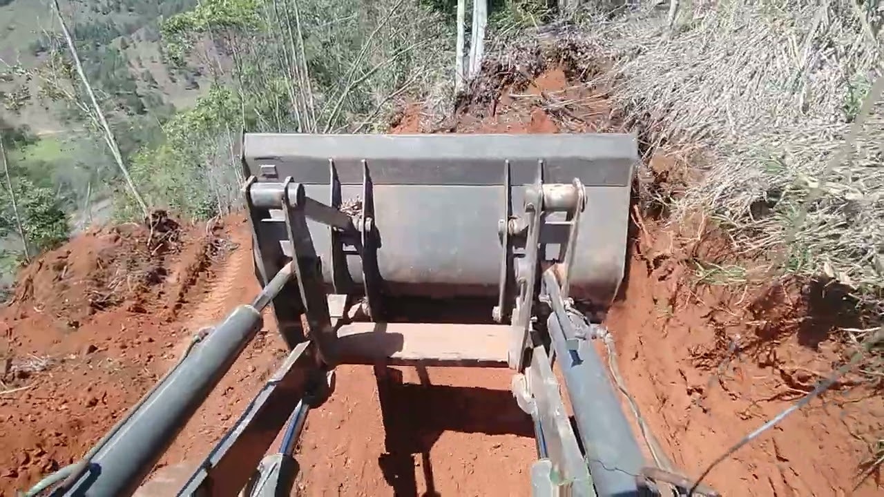pá carregadeira w20e cortando estrada na serra @Opcesarlage7391  🤔🙏🚜