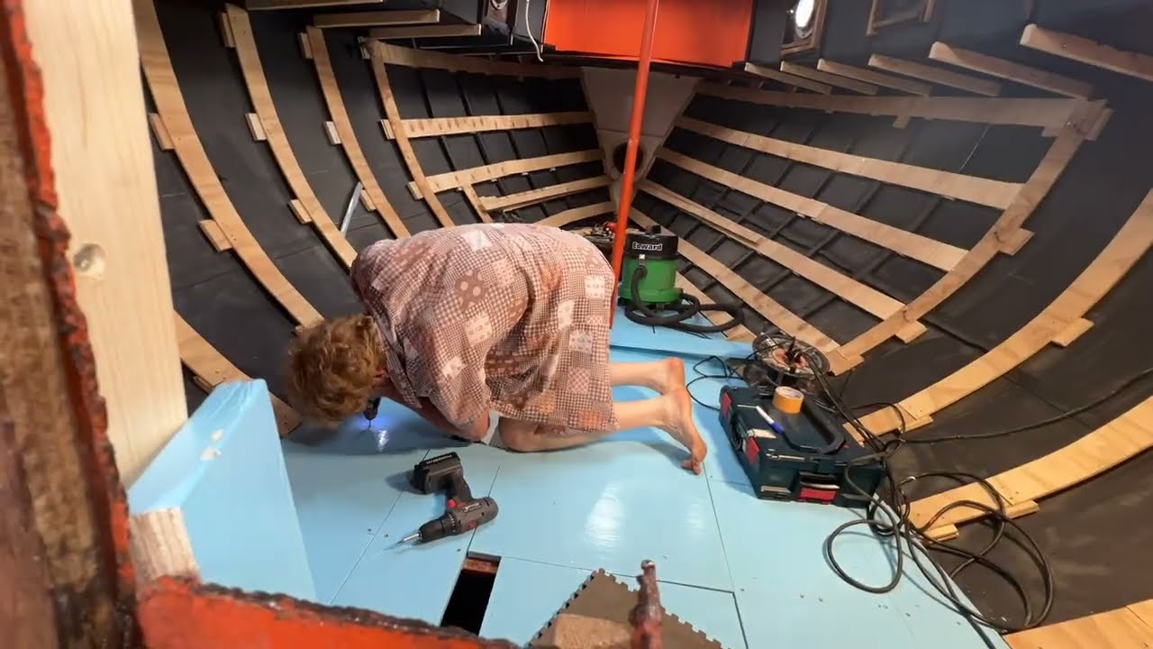 Nieuwe oude boot opknappen - Tweemaster Motorsailer Kotter - video 5: VLOER LEGGEN!