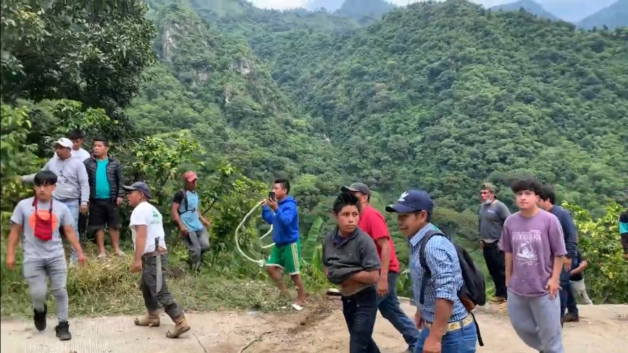 SE DESBARRANCO EL CAMIOCITO EN LAS 17 CURVAS EN CAMINO SAN JUAN LA LAGUNA