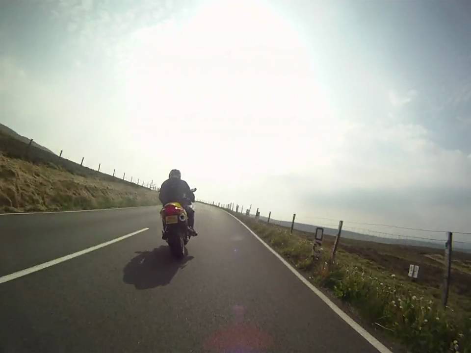 YAMAHA R6 PLAYING WITH R1! 170MPH IN THE ISLE OF MAN!!!