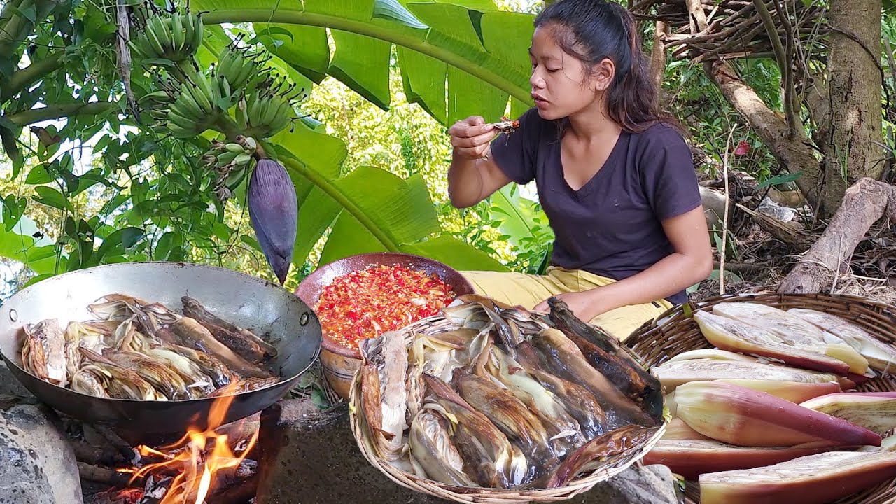 Survival cooking in the rainforest - Cooking banana flower with chili sauce for dinner