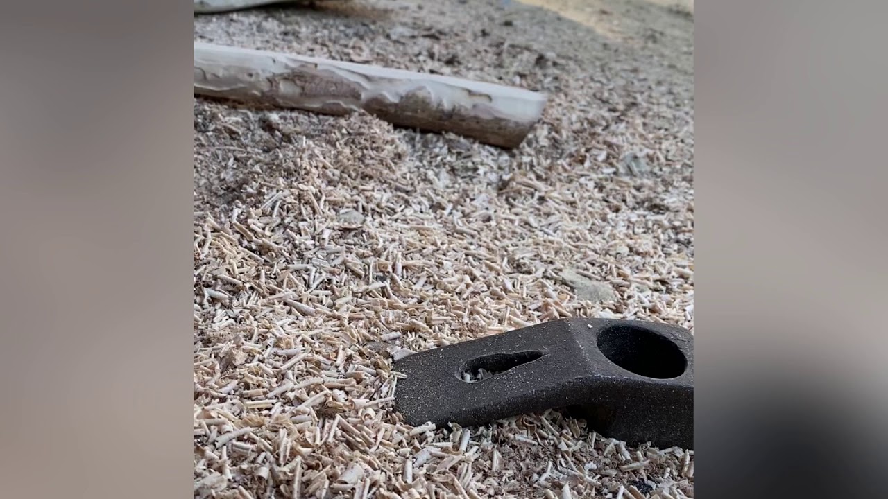 Στειλιάρια για σκεπάρνι και για φτυάρι από δέντρο κρανιά.