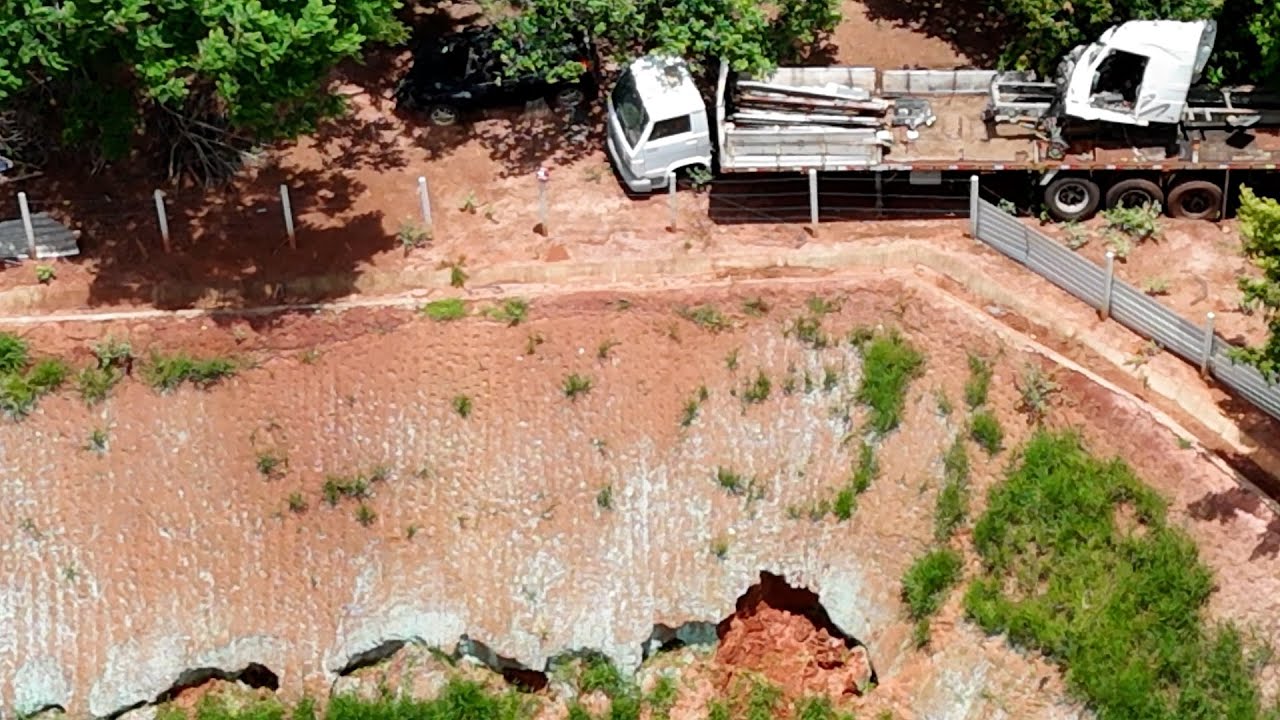 Matéria - Deslizamento de terra preocupa motoristas e empresas na Castelinho