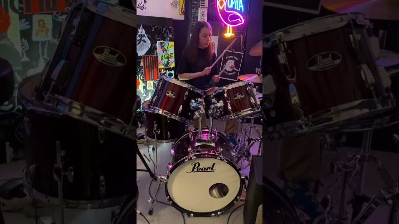 Моё первое занятие на барабанах! 😎 Это невероятно круто 🙌 #girldrummer #drums #music #grrrавитация
