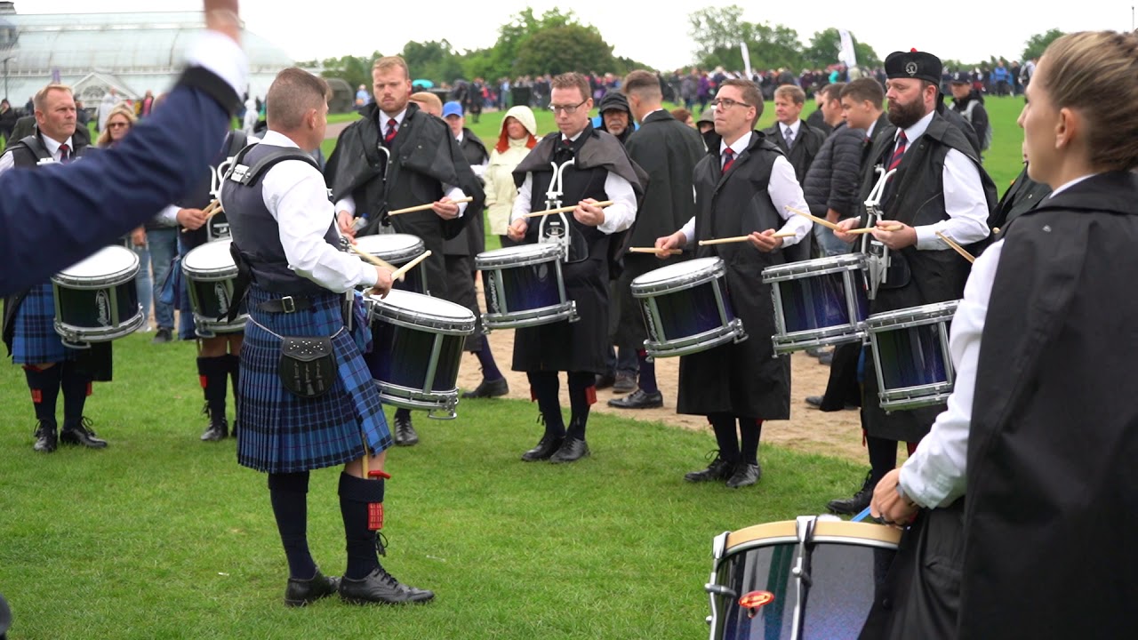 Worlds 2018 - Saturday - Johnstone Pipe Band Drum Corps - Medley warmup