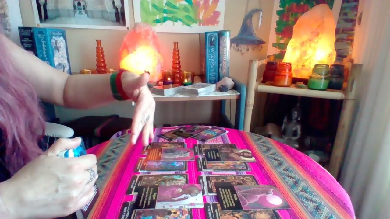 PISCIS!! 🎇 Alguien te ve para algo mayor, algo serio!! Tú crees que solo es un coqueto más!!