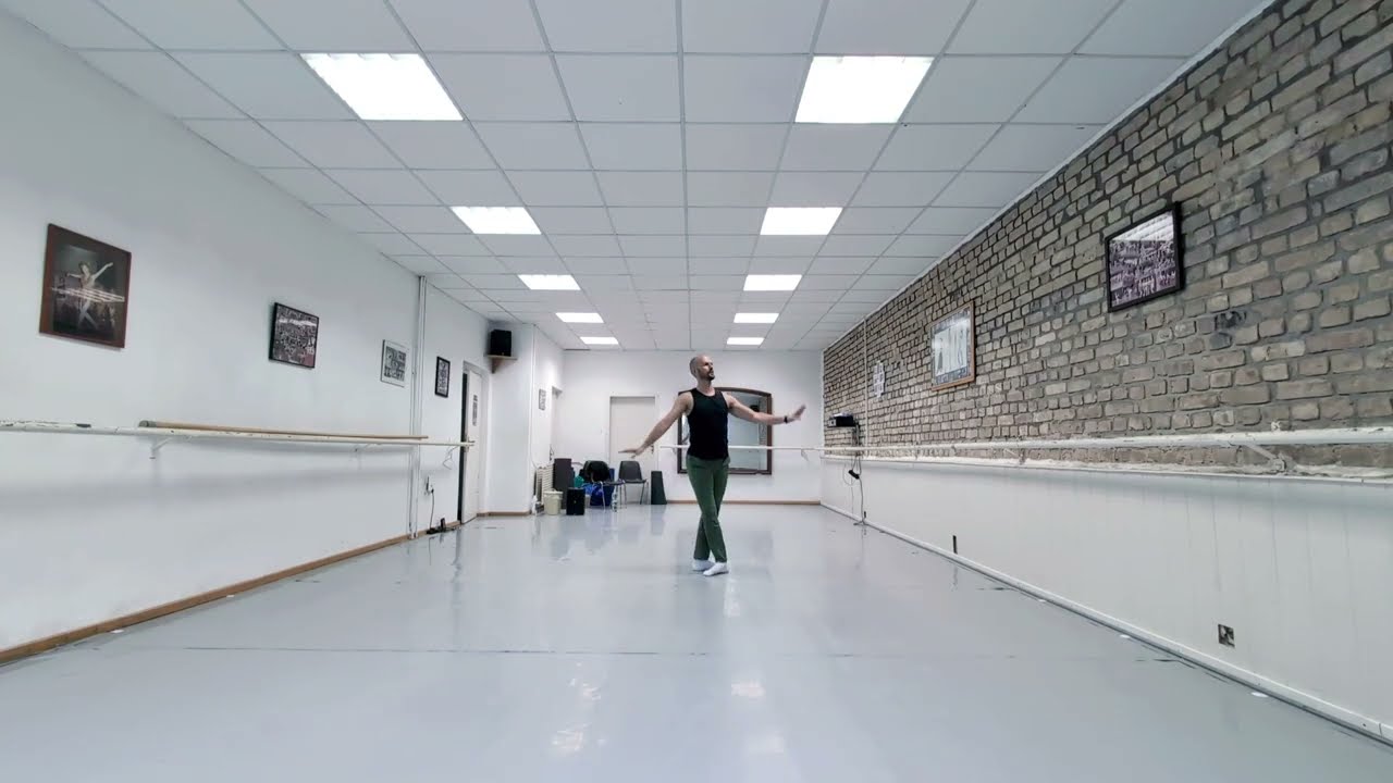 Entrechat quatre, glissade assemblé 