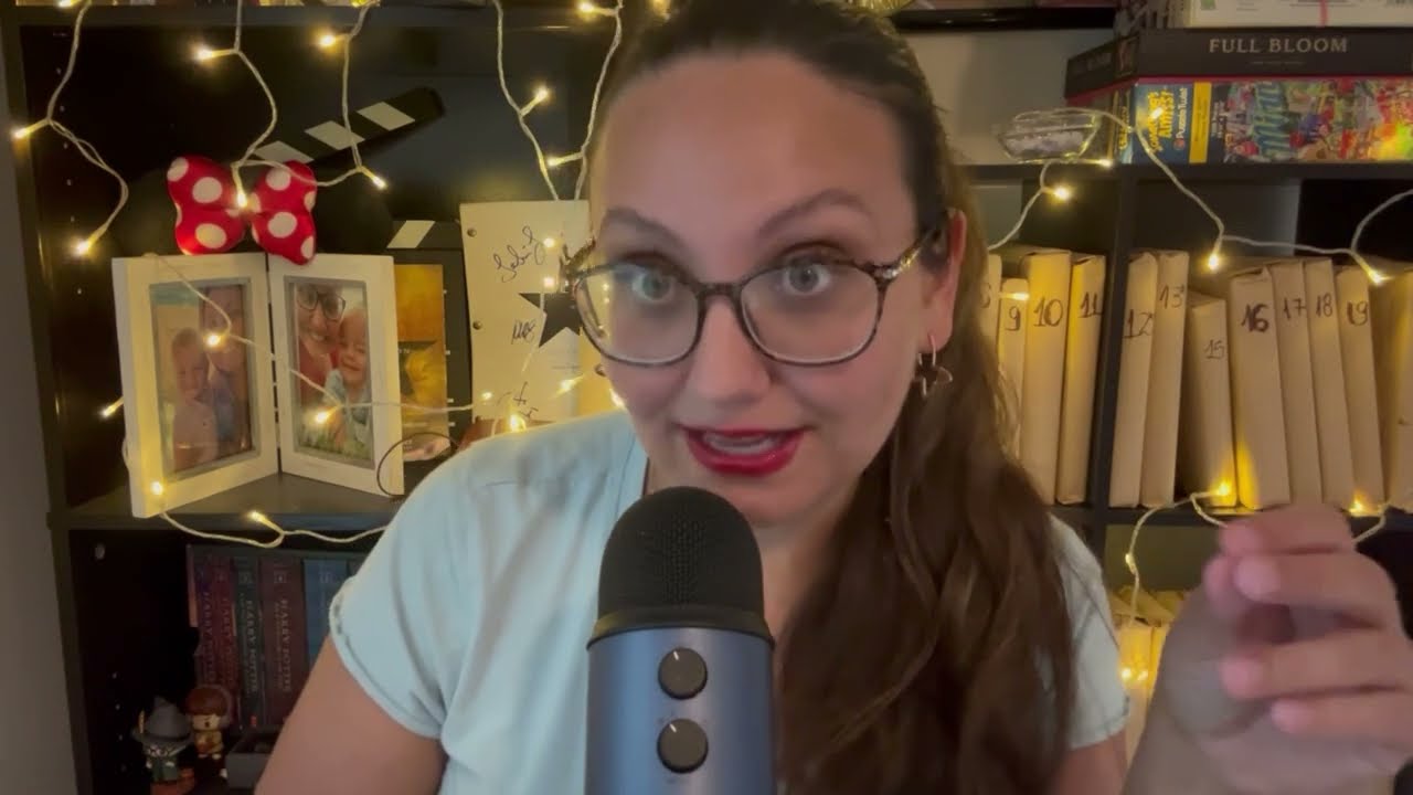 ASMR FALANDO SOBRE LIVROS - sussurros bem perto do Blue Yeti