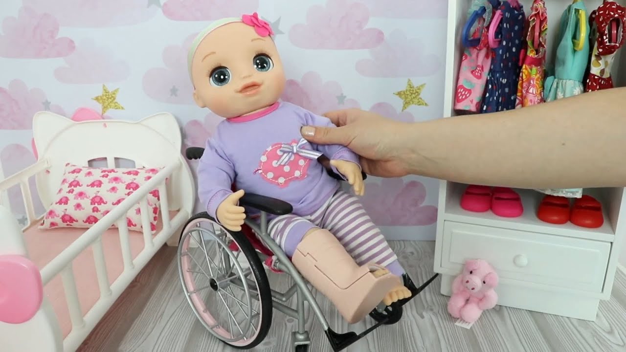 BABY ALIVE ALINHA ANINHA MACHUCOU O PÉ E PRECISOU COLOCAR BOTINHA DE GESSO