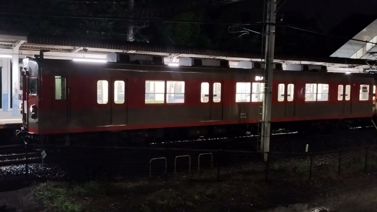 8111F 空転!火花散る駅発車