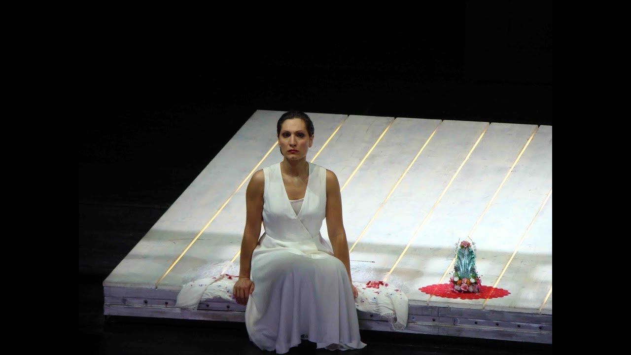 Tara Venditti as 'Carmen' - Staatstheater Mainz