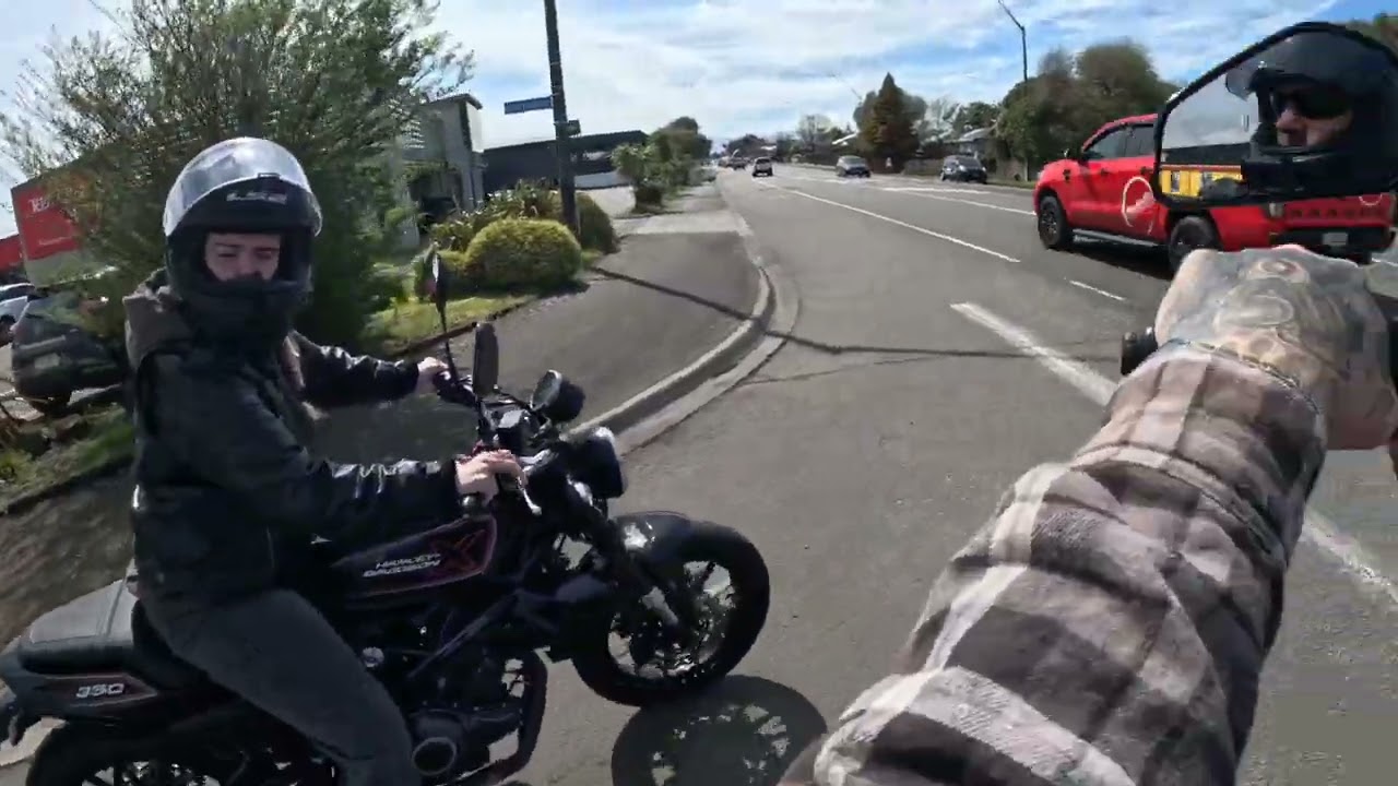 Первая поездка дочери на Harley, прямо в глубь...