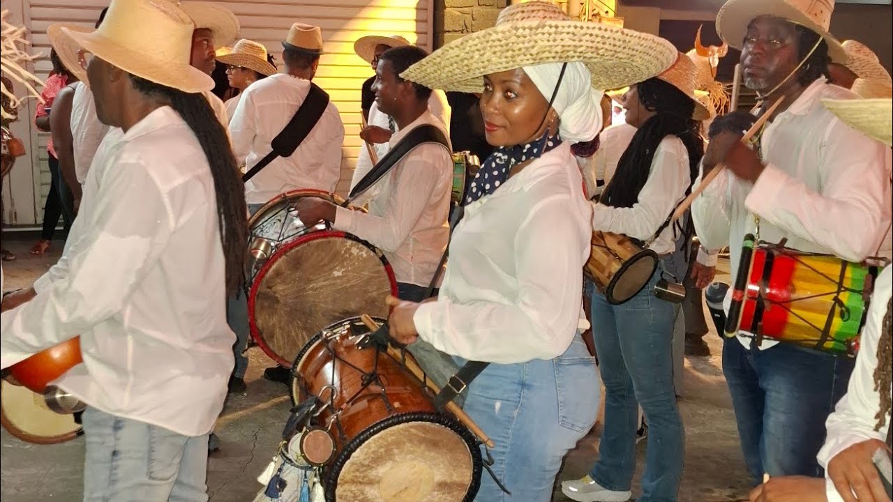 Carnaval le groupe K’mawon déboulé popilè à la pause Basse-Terre 