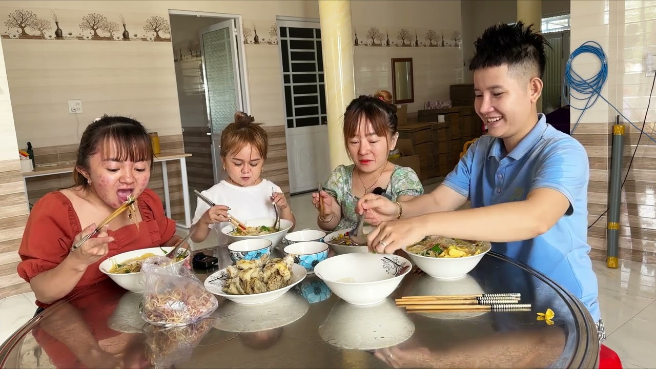 Ut Mini V&agrave; Anh Kh&aacute;nh Tắm Mưa Đi Mua đồ ăn. Cười Xỉu Với M&agrave;n Đ&oacute;ng G&oacute;i H&agrave;ng Của Huyền Hr&ecirc;.