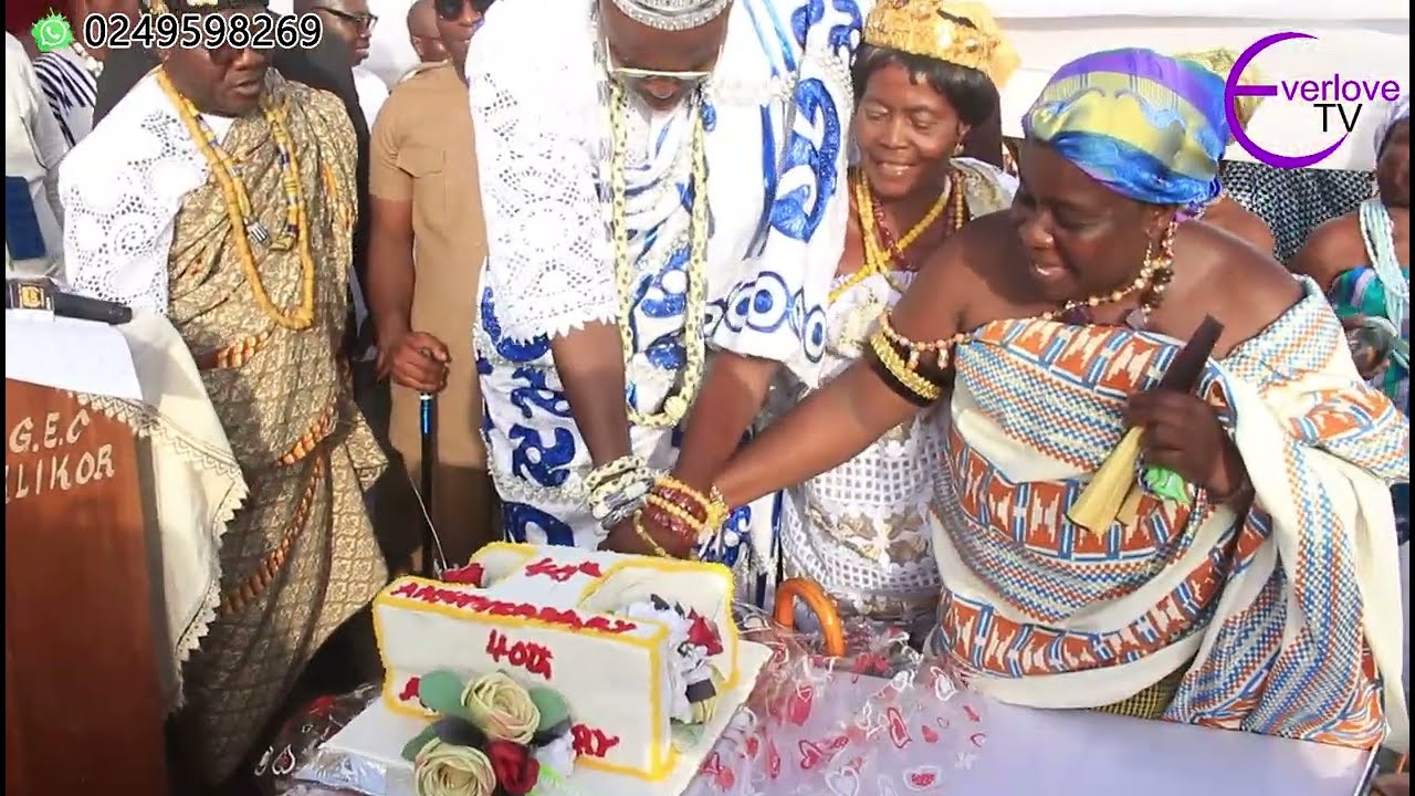 Torgbui Addo's 40th birthday cake was cut by Dutor Torgbui Wenya.