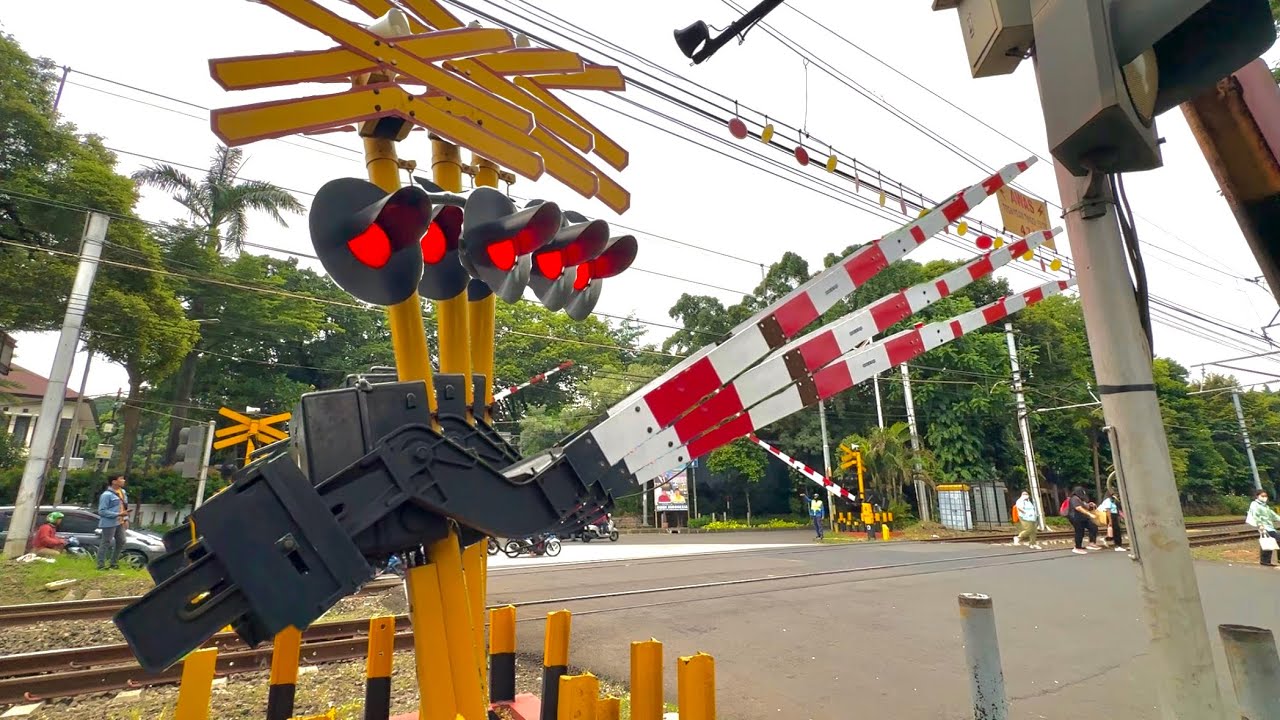 KEJADIAN UNIK!, Perlintasan Kereta Api mental mentul Halimun Menteng Jakarta
