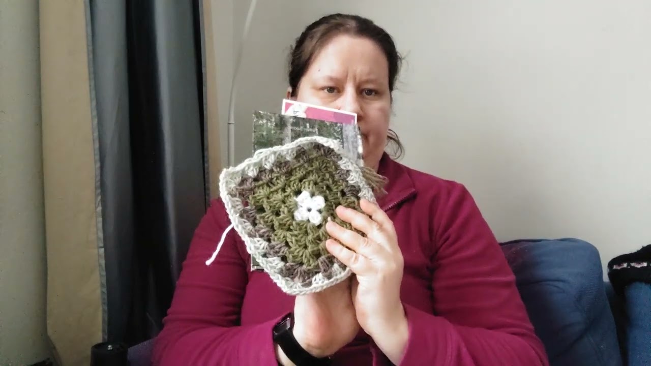 Lue kirja, virkkaa isoäidinneliö, tee neliöistä lukupeitto.
