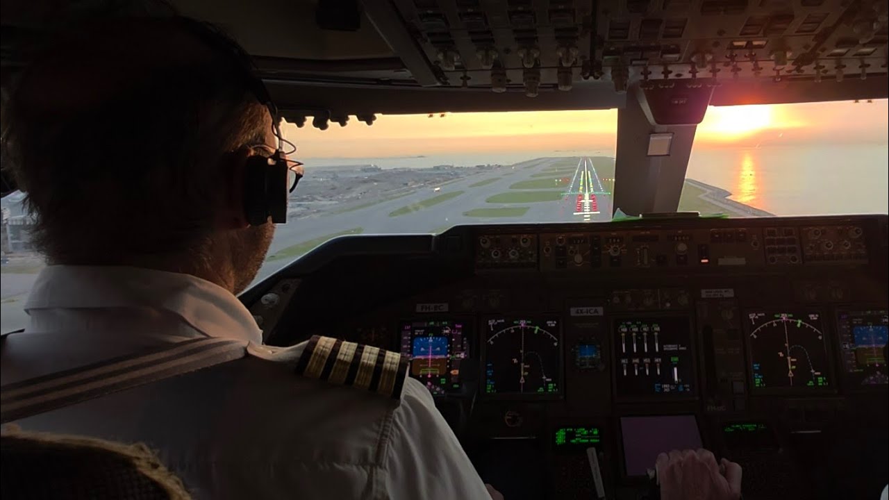 Красивая посадка Boeing 747 на закате в аэропорту Гонконга