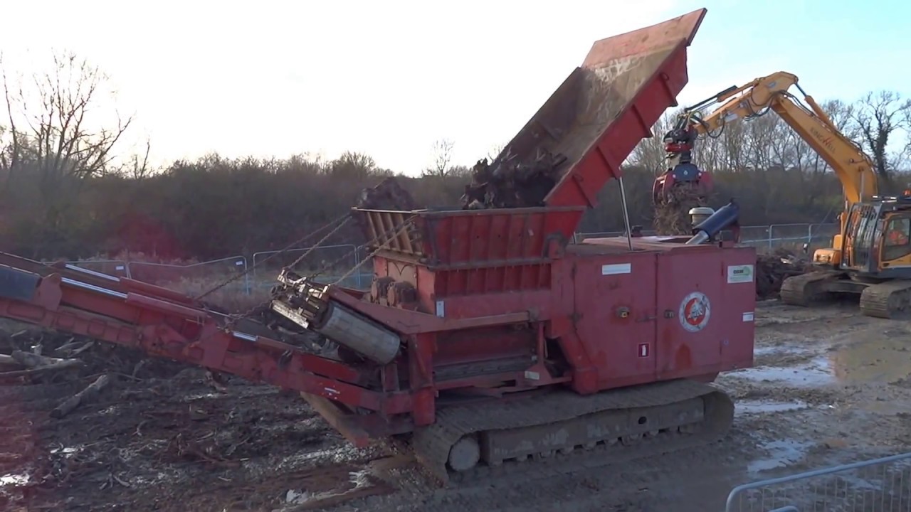 Morbark HT1684 Predator tracked shredder: Contaminated railway waste wood.
