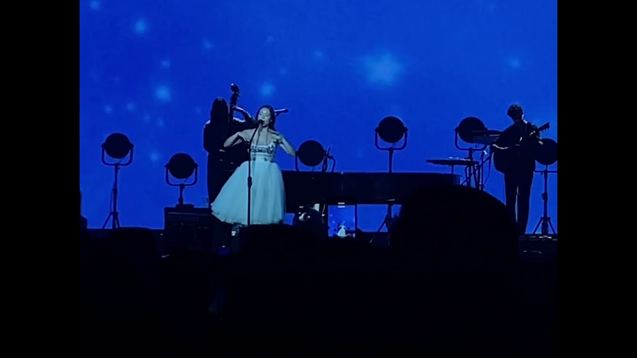 Laufey - Winter Wonderland (MOA Arena, Manila PH)