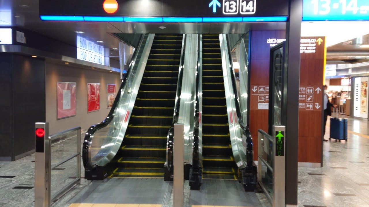 左右で幅の違うエスカレーター 博多駅13・14番ホーム