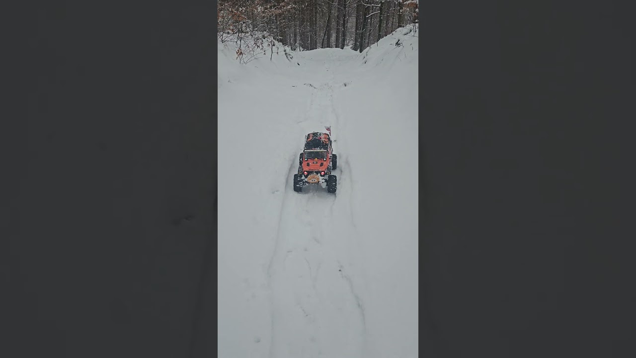 Amewi Crosstrail Garfield plowing trough snow 