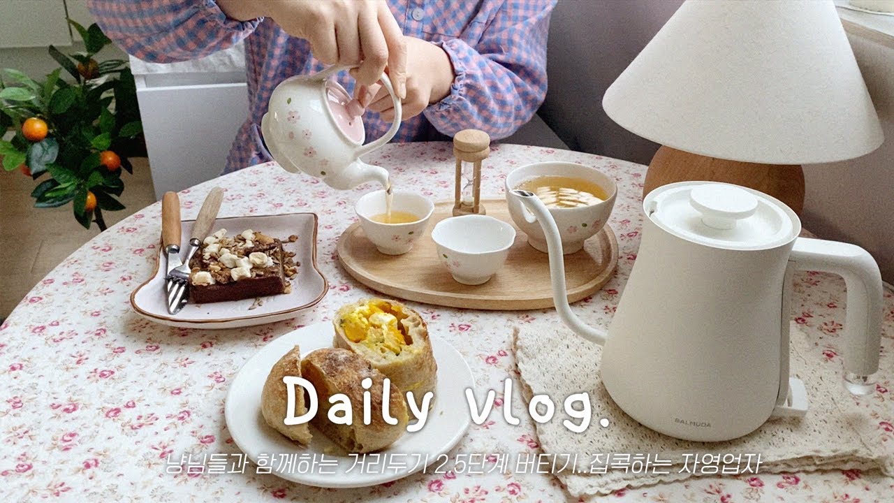 (ENG) 냥님들과 함께하는 거리두기 2.5단계 버티기 🥺_강제로 집콕 시간이 늘어가는 자영업자, 자취방 크리스마스 트리 꾸미기,크리스마스 쿠키선물세트 테스트하는 vlog