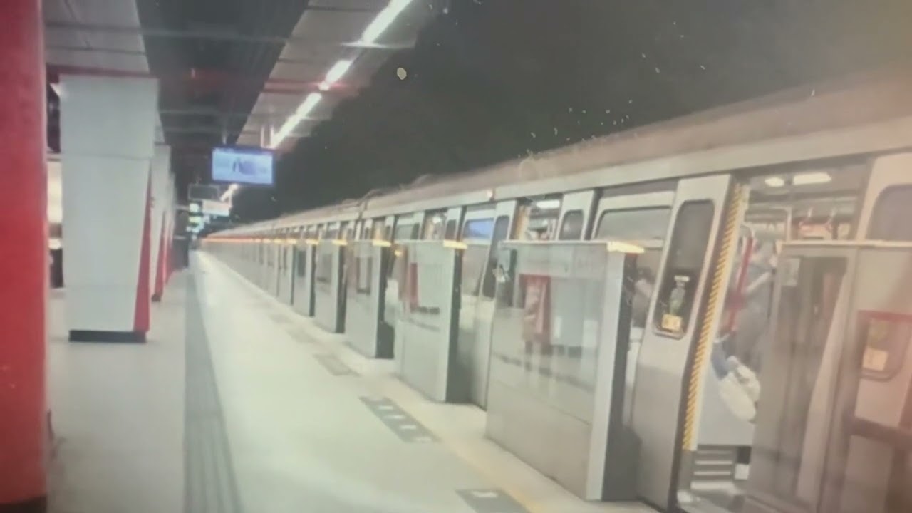 荃灣二台廣播：列車即將開出，請勿靠近月台閘門，PLEASE STAND BACK FROM THE PLATFORM GATES 