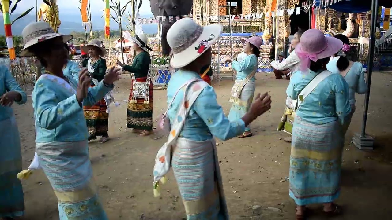 Tradition local Tai Lue dancing ฟ้อนรำไทลื้อเมืองยอง